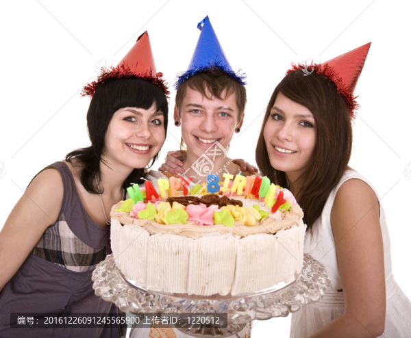 一群青少年慶祝生日快樂。