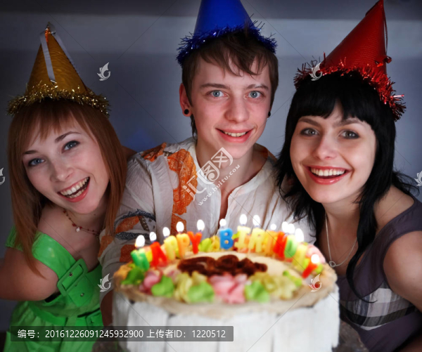 一群青少年用蛋糕慶祝生日快樂。