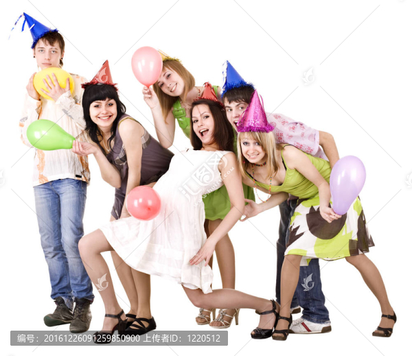 一群人慶祝生日。