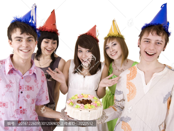 一群青少年慶祝生日快樂(lè)。