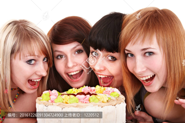 一群年輕人慶祝生日快樂。