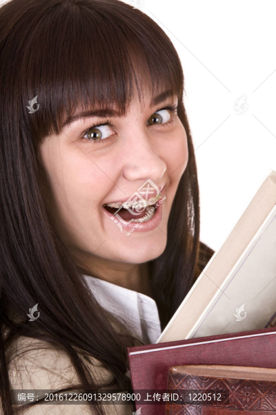 聰明女孩在括號(hào)與堆書。