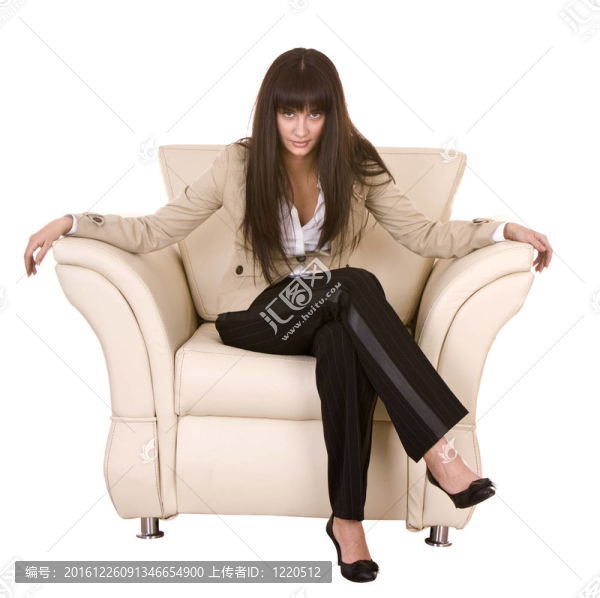 長(zhǎng)著長(zhǎng)發(fā)的漂亮女孩坐在扶手椅上。