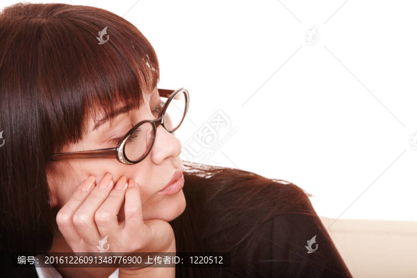 聰明的戴眼鏡的女孩微笑。