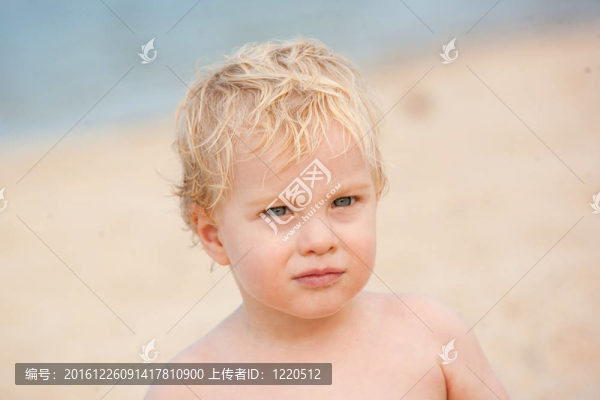 一頭金發(fā)，海灘上一個(gè)藍(lán)眼睛的一歲男孩。