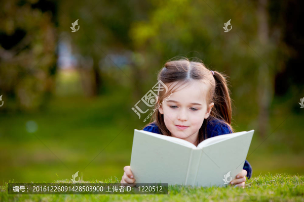 一個小女孩喜歡在草地上看書