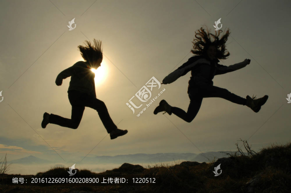 女孩跳的剪影