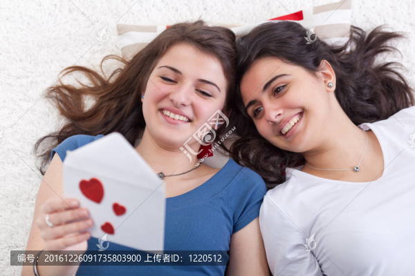 女孩一起閱讀情書(shū)