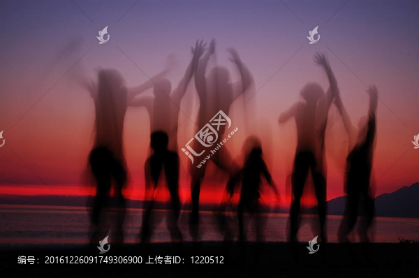 人在夕陽(yáng)的剪影