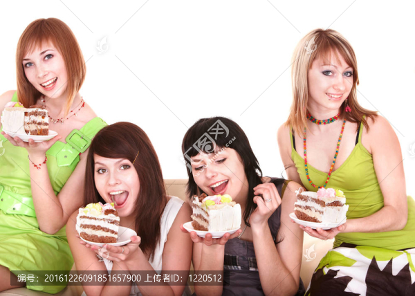 一群年輕女人吃蛋糕。
