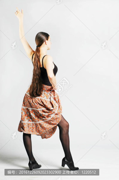年輕的舞女與彩色裙子