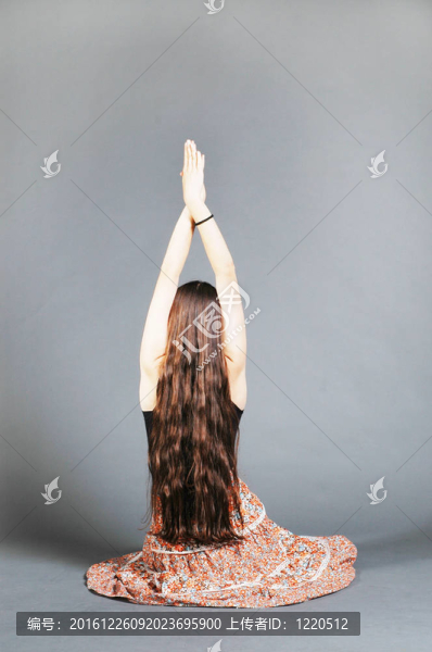 年輕的舞女與彩色裙子
