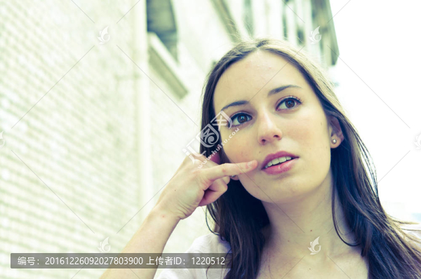 手機上的女人說話