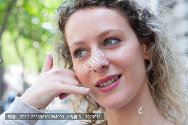 手機(jī)上的女人說(shuō)話(huà)