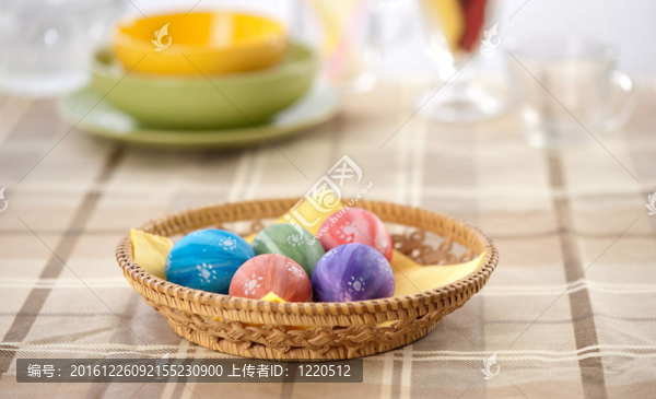 彩色復(fù)活節(jié)彩蛋在籃子里