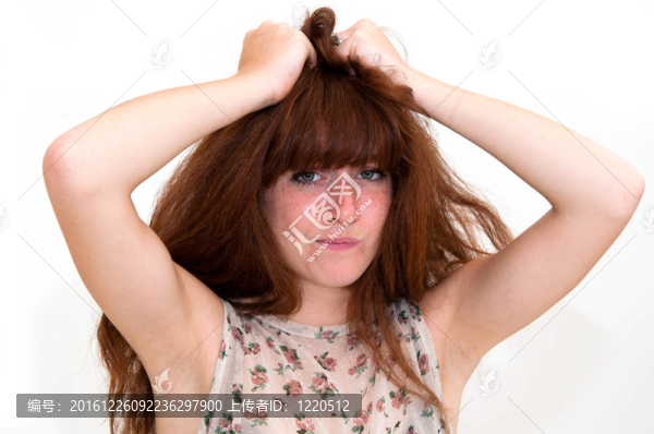 年輕的恐慌的女人