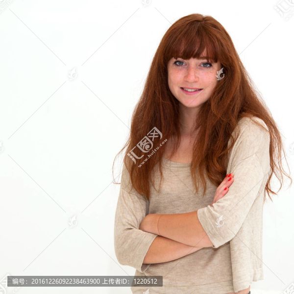 微笑的年輕迷人的女人