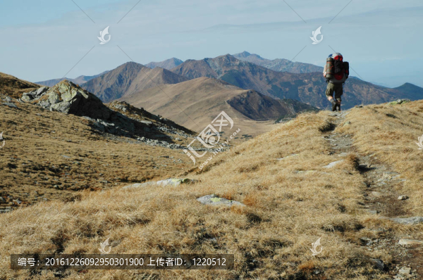 徒步旅行的人在山上