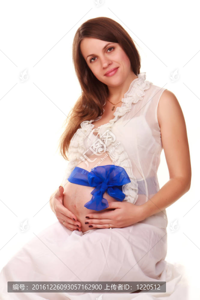 懷著藍色蝴蝶結(jié)的快樂孕婦