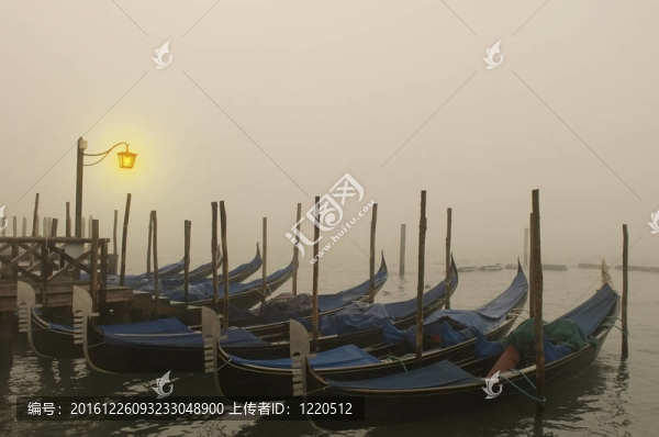 威尼斯的小船在霧中