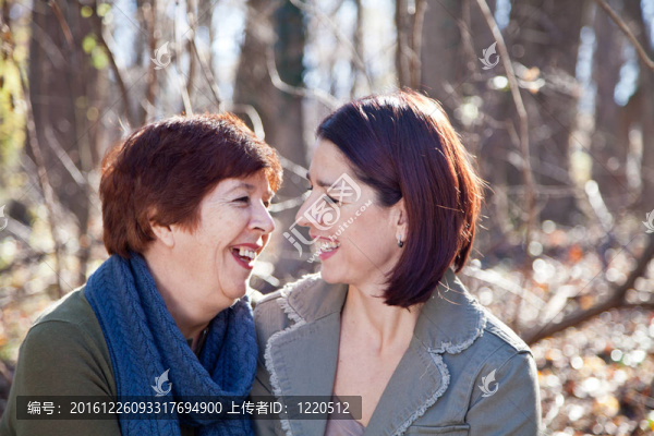 笑成人母親和女兒的肖像