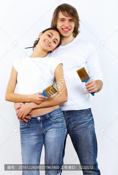 年輕夫婦一起刷油漆