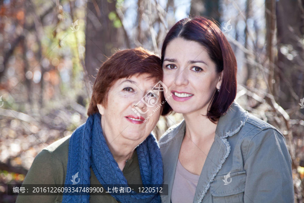 快樂成人母女畫像