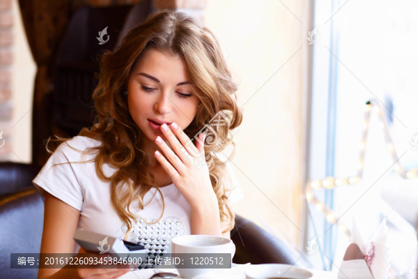 在餐廳里戴著訂婚戒指的年輕夫婦