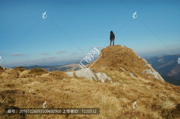 徒步在山區(qū)的女人