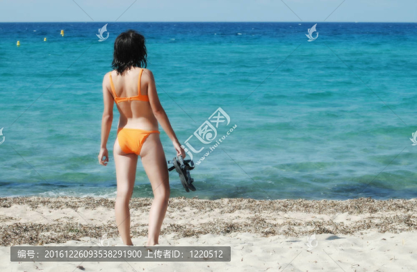 橙色比基尼沙灘上的女人