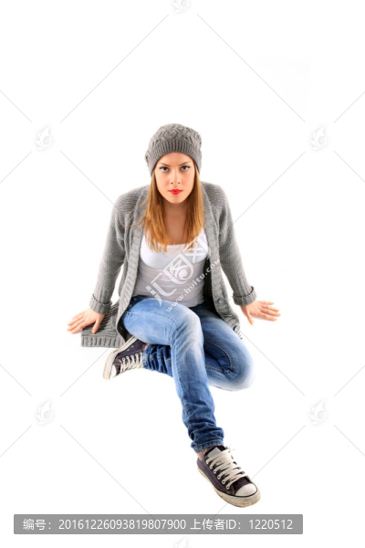年輕女孩坐在地板上的肖像