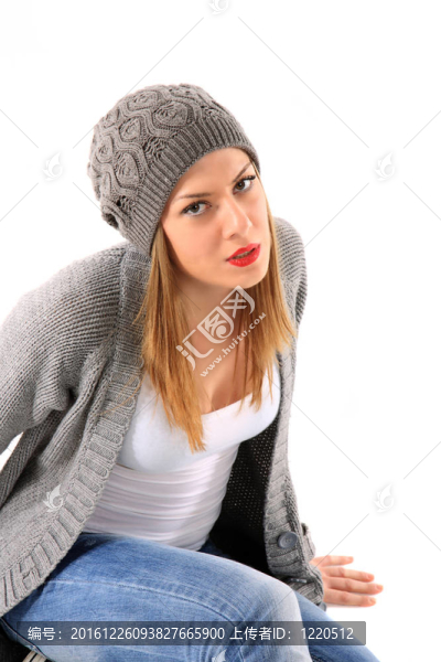 年輕女孩坐在地板上的肖像