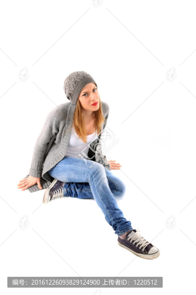 年輕女孩坐在地板上的肖像