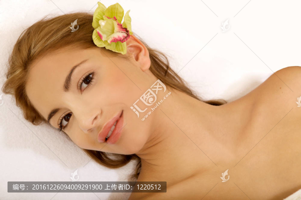 美麗的臉年輕漂亮的女人與花