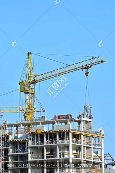 起重機和建筑工地反對藍天