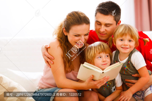 幸福父母讀書給雙胞胎女兒