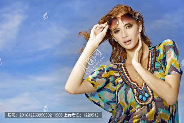 美麗的女孩在墨鏡背景藍天