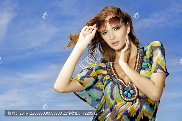 美麗的女孩在墨鏡背景藍天