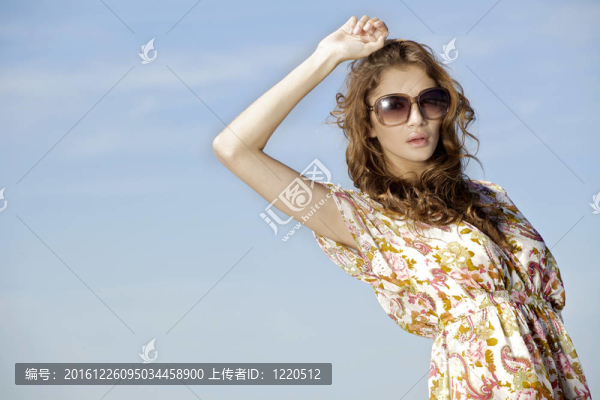 美麗的女孩在墨鏡背景藍天