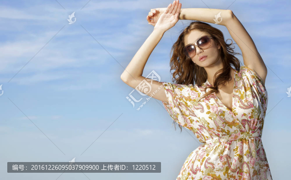 美麗的女孩在墨鏡背景藍(lán)天