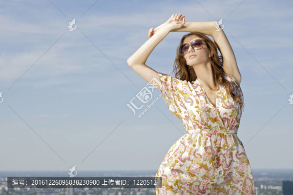 美麗的女孩在墨鏡背景藍(lán)天