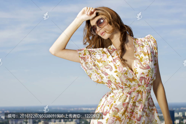 美麗的女孩在墨鏡背景藍(lán)天