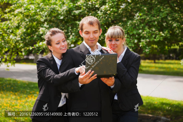 年輕的商務(wù)人士與筆記本電腦