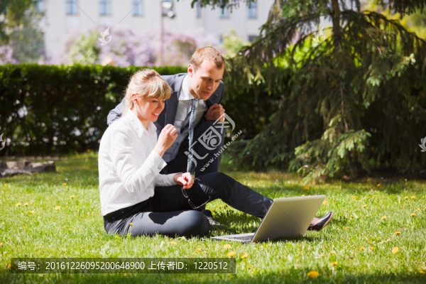 年輕的商務(wù)人士與筆記本電腦