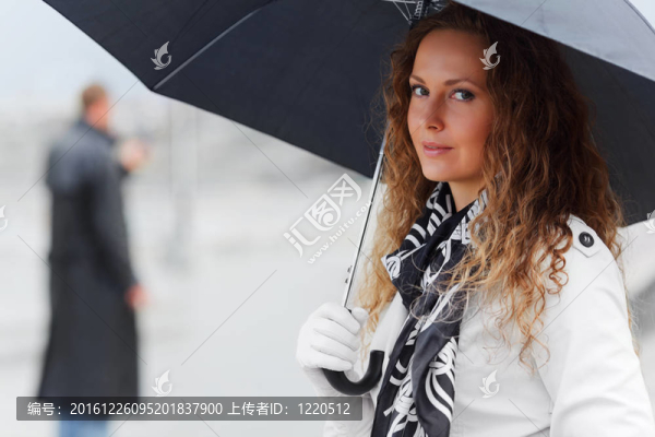 打著雨傘的女人