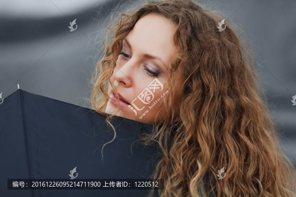 打著雨傘的女人