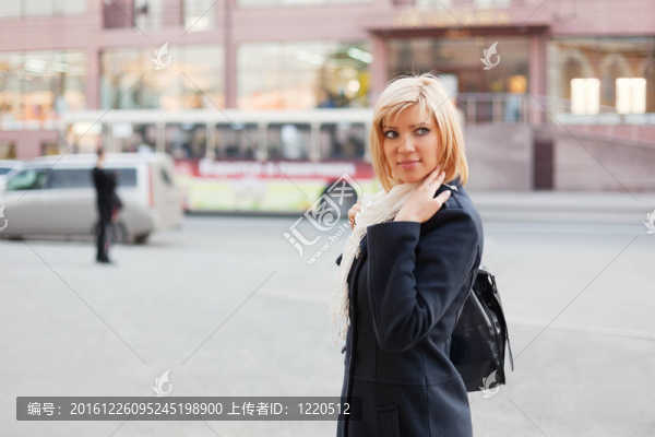 城市街道上的年輕女子