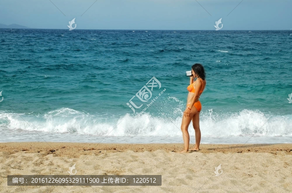 海灘上迷人的女人