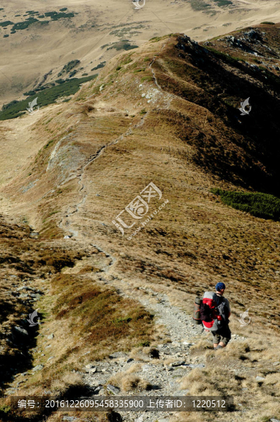 徒步旅行的人在山上