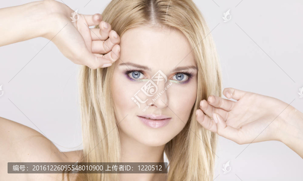 漂亮的金發(fā)美女